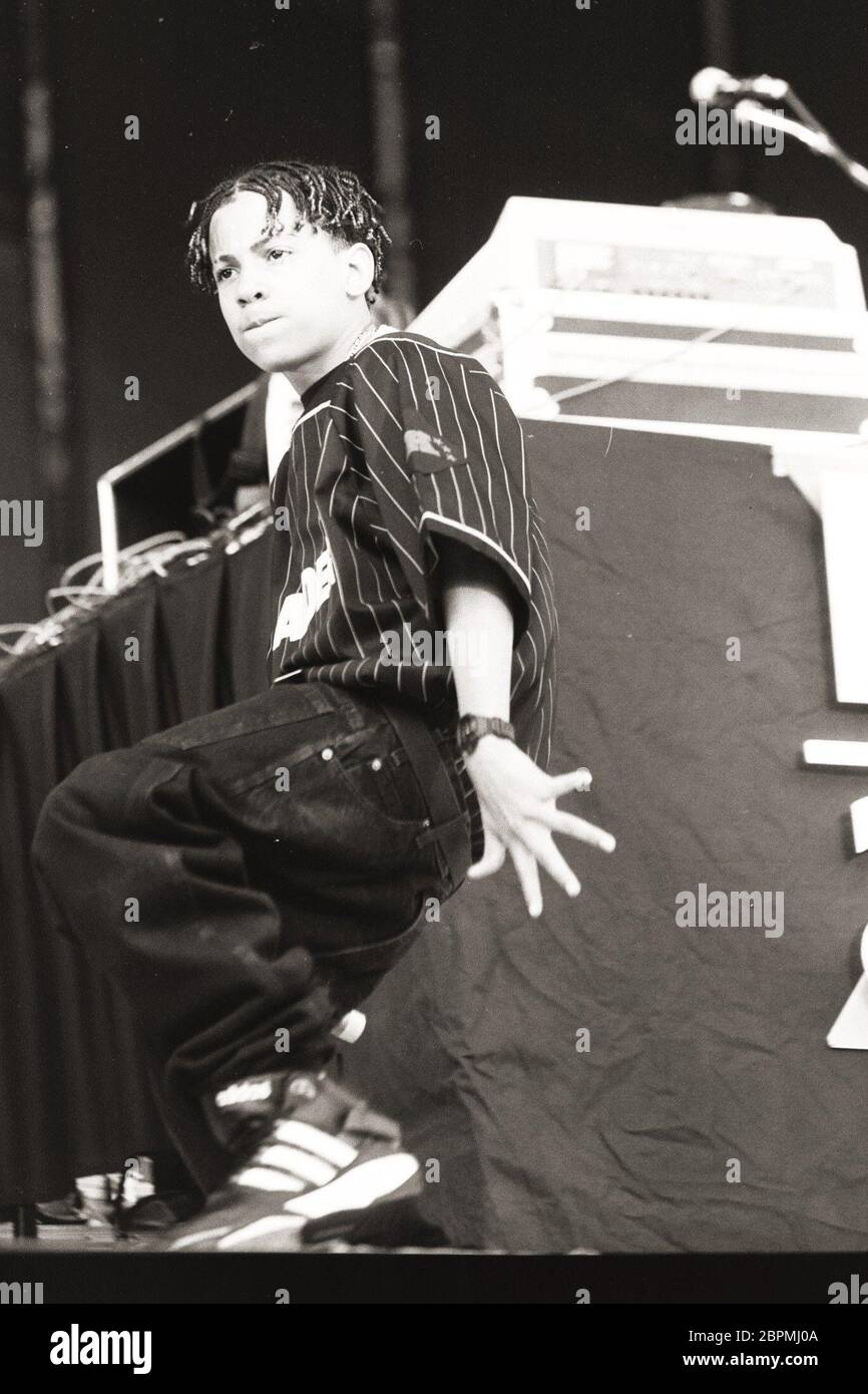 Kris kross hi-res stock photography and images - Alamy