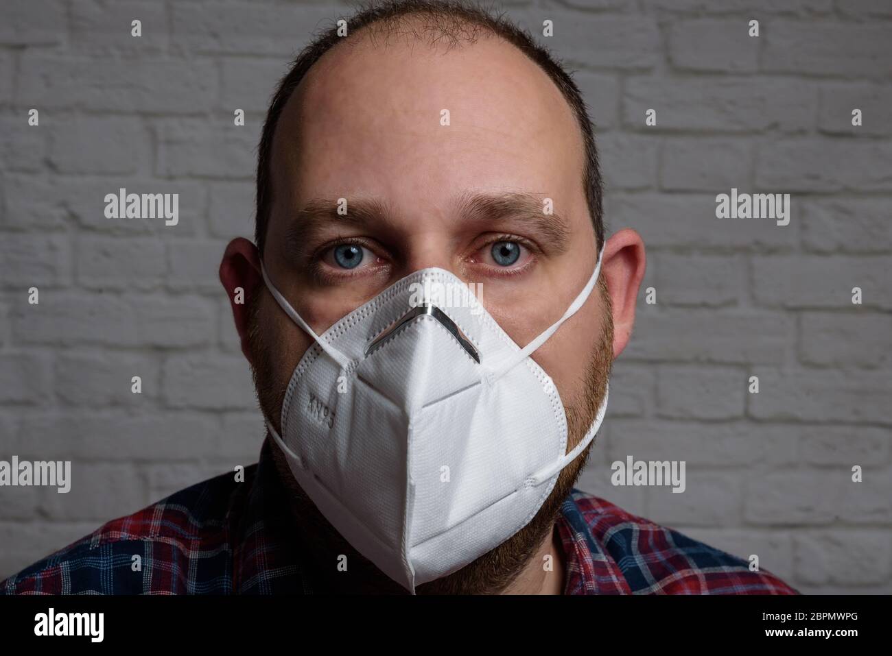 Man wearing n95 protective face mask hires stock photography and