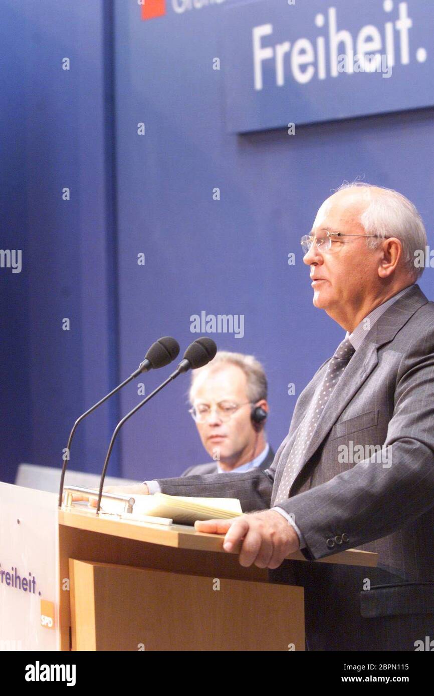 Michail Gorbatschow in Berlin // 2000 - Der ehemalige sowjetische Staatspräsident Michail Gorbatschow beim 'Forum Grundwerte' im Willy-Brandt-Haus in Berlin. Stock Photo