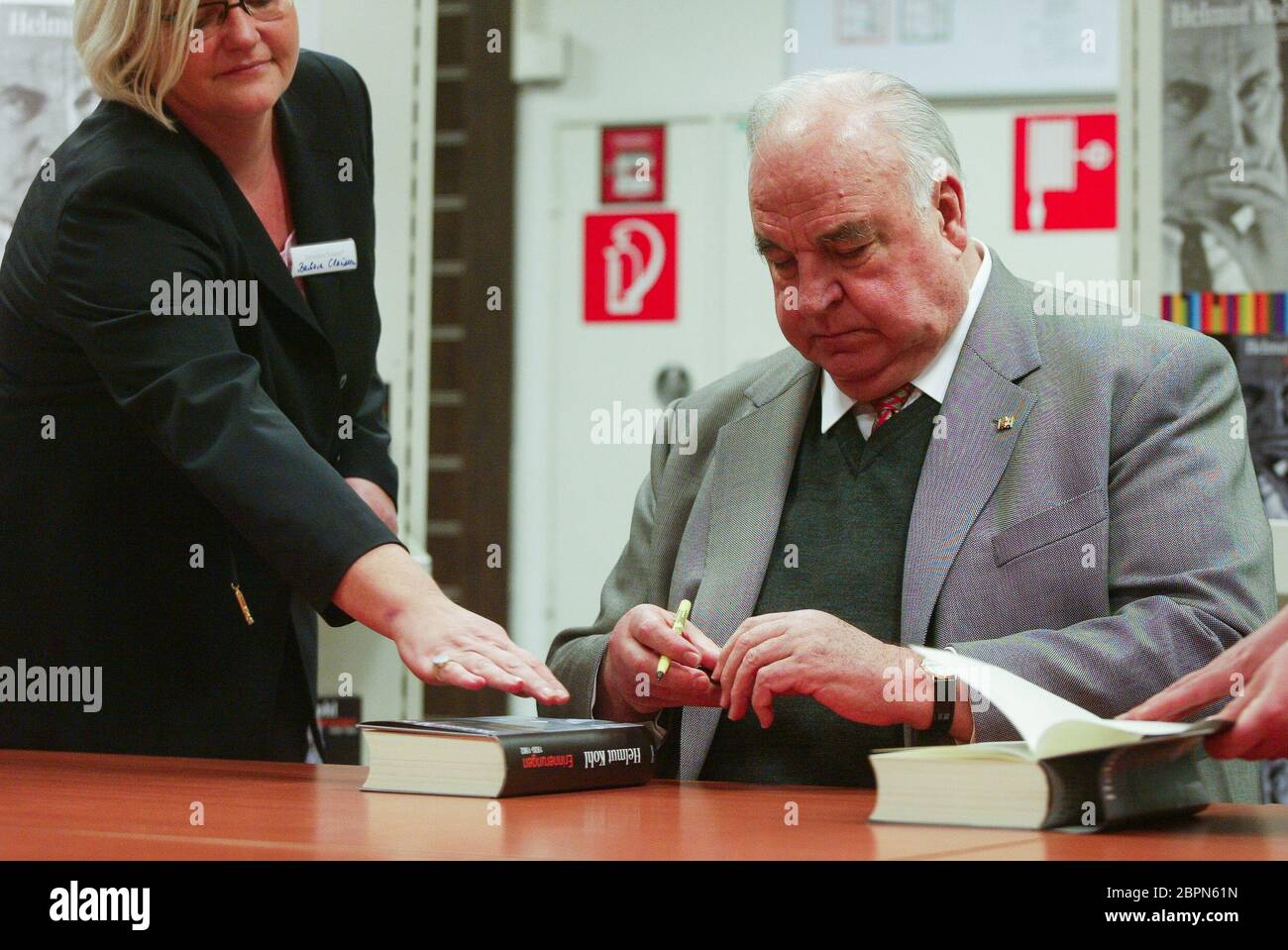 Helmut Kohl - Erinnerungen // Buch Signierstunde - Der deutsche Politiker und ehemalige Bundeskanzler Helmut Kohl während einer Signierstunde für sein Buch 'Erinnerungen' Stock Photo