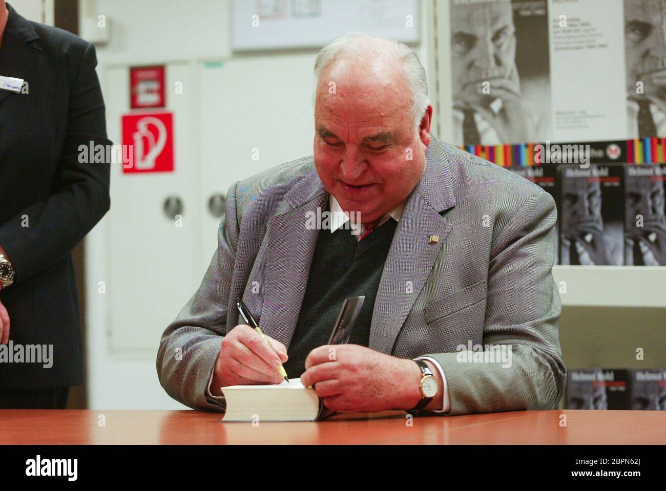 Helmut Kohl - Erinnerungen // Buch Signierstunde - Der deutsche Politiker und ehemalige Bundeskanzler Helmut Kohl während einer Signierstunde für sein Buch "Erinnerungen" Stock Photo