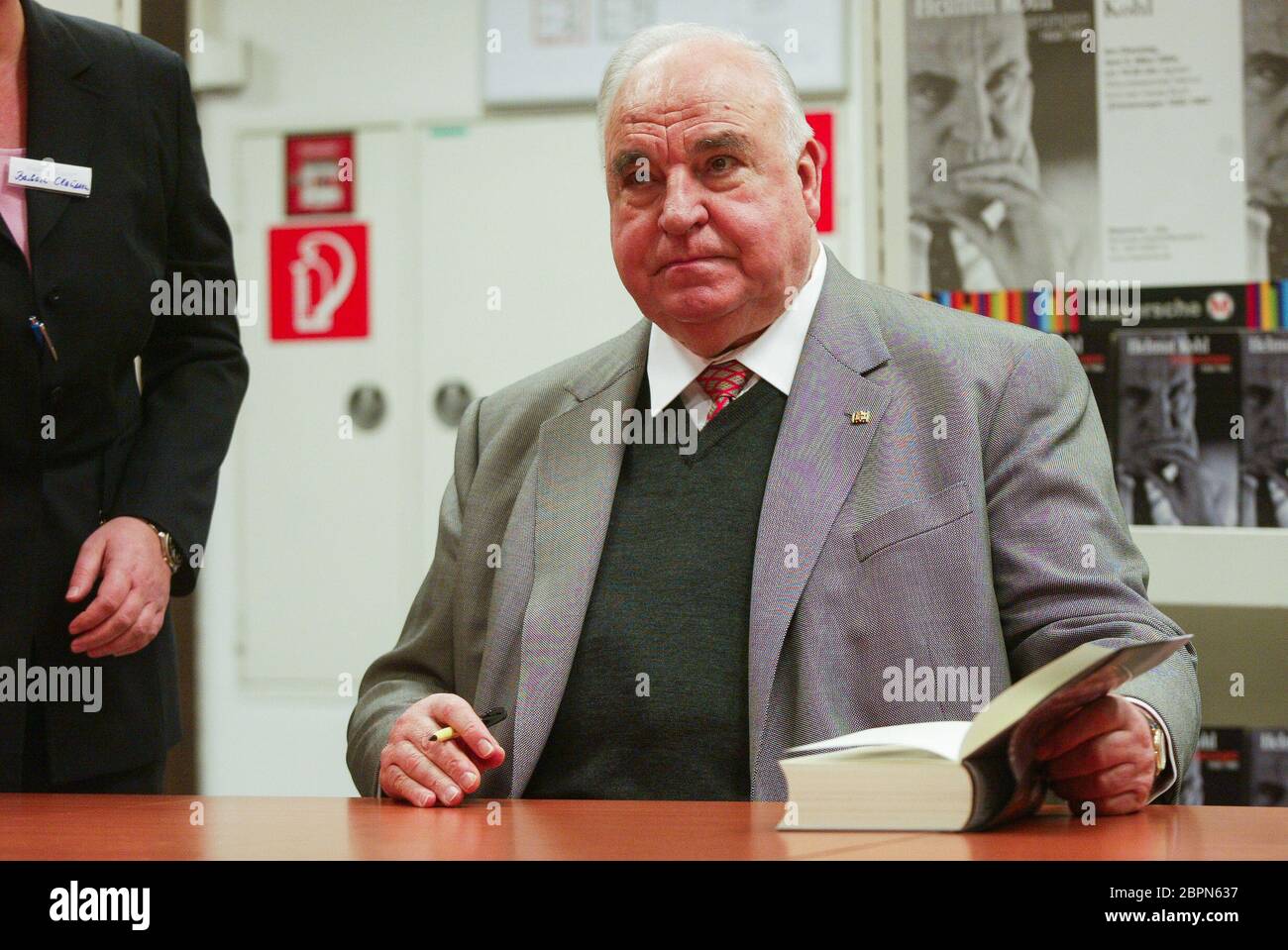 Helmut Kohl - Erinnerungen // Buch Signierstunde - Der deutsche Politiker und ehemalige Bundeskanzler Helmut Kohl während einer Signierstunde für sein Buch "Erinnerungen" Stock Photo