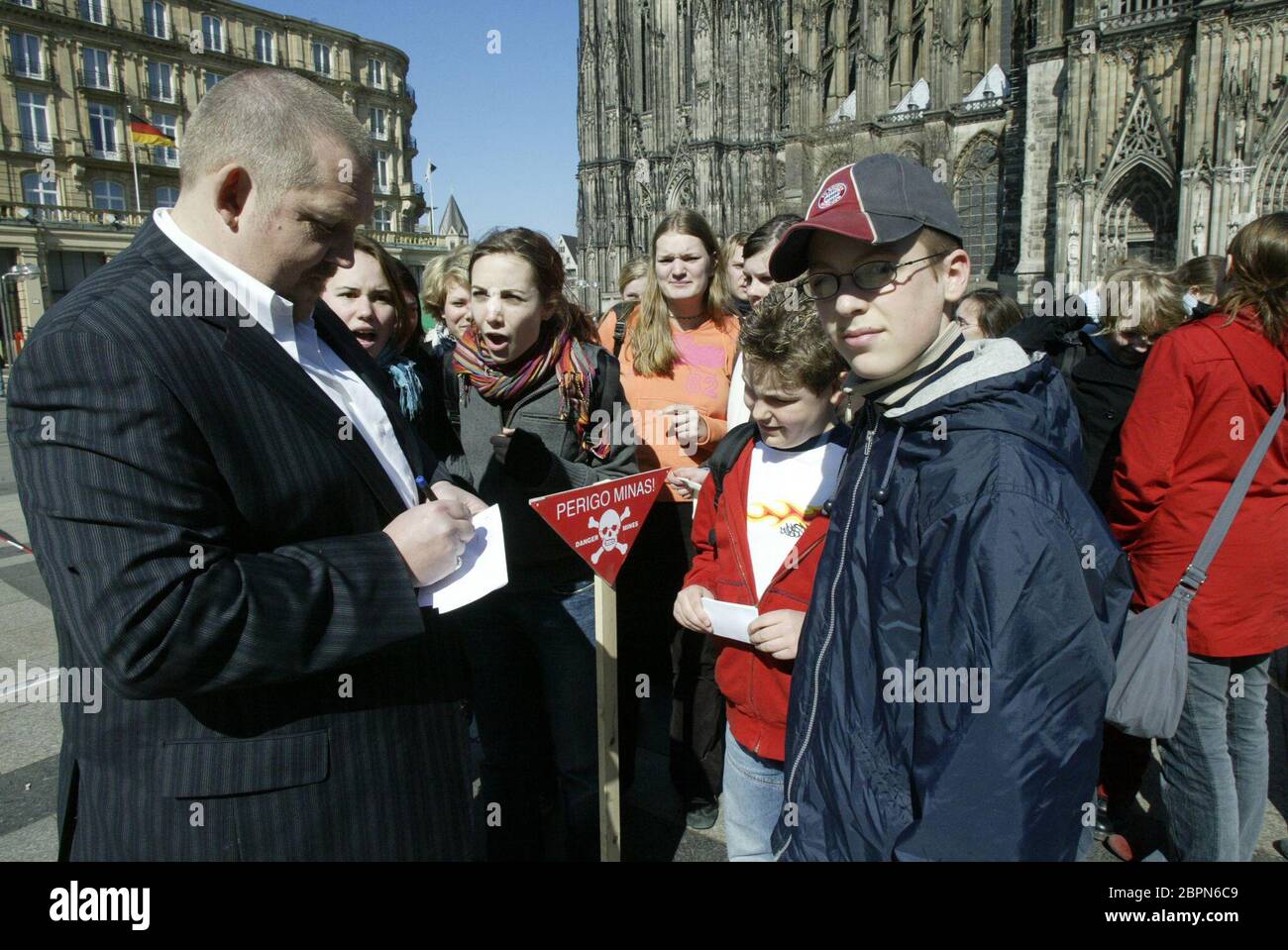 Tatort // Köln // Domplatte - Dietmar Bär (Kölner Tatort) gibt Autogramme auf der Domplatte Stock Photo