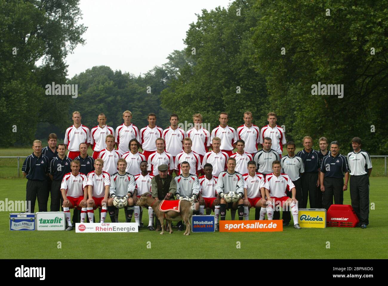 1. FC Köln  - Präsentation des Kaders für die Saison 2003/2004 am Geißbockheim. Offizielles Mannschaftsfoto. Stock Photo