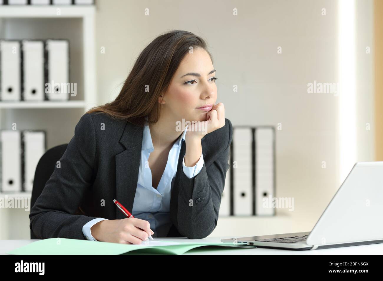 девушка за ноутбуком. предприниматель работает. отдался работе думал за деньги. думали будут работать моделями. думали будут работать моделями.