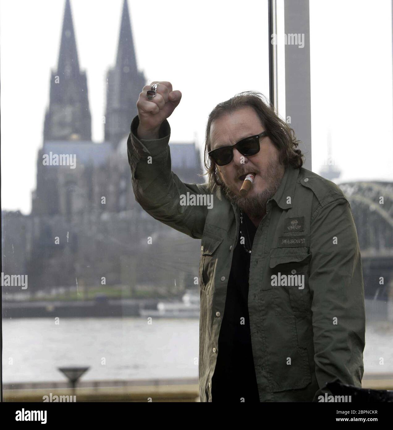 Adelmo Fornaciari Der italienische Sänger Zucchero (im Hintergrund