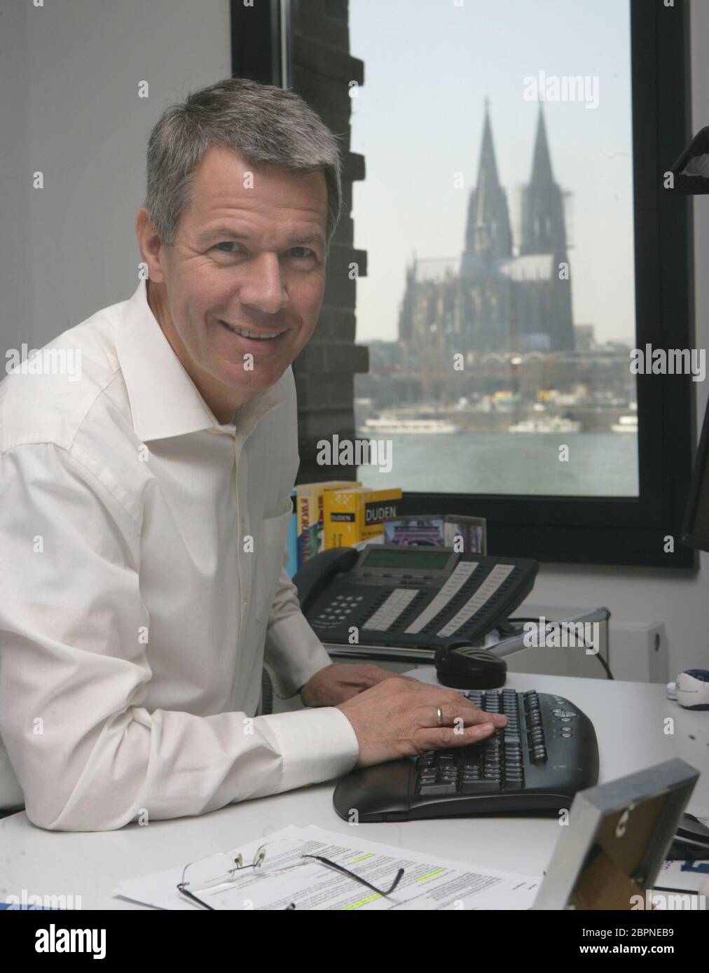 RTL Chefredakteur Peter Kloeppel im Gespräch an seinem Arbeitsplatz in seiner Redaktion in Köln-Deutz. Stock Photo