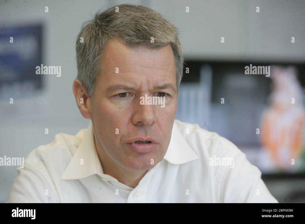 RTL Chefredakteur Peter Kloeppel im Gespräch an seinem Arbeitsplatz in seiner Redaktion in Köln-Deutz. Stock Photo