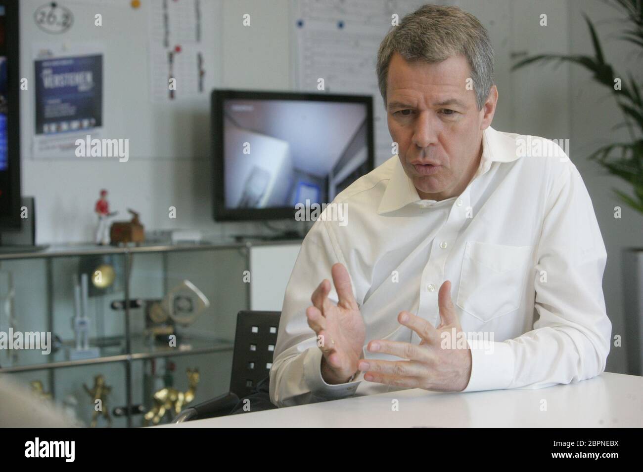 RTL Chefredakteur Peter Kloeppel im Gespräch an seinem Arbeitsplatz in seiner Redaktion in Köln-Deutz. Stock Photo