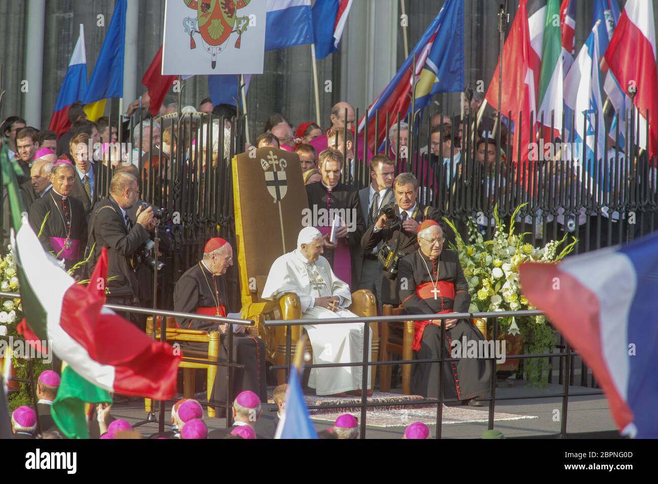 Der XX. Weltjugendtag in Köln 2005 - Papst Benedikt XVI. besucht zusammen mit dem Erzbischof von Köln Kardinal Joachim Meisner (links) als Pilger den Kölner Dom und ehrt dort die Reliquien der Heiligen Drei Könige. Stock Photo