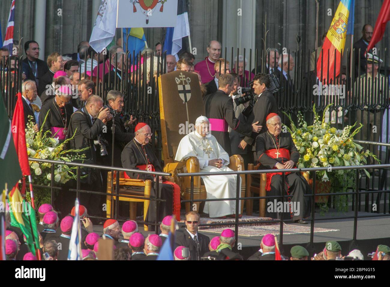 Der XX. Weltjugendtag in Köln 2005 - Papst Benedikt XVI. besucht zusammen mit dem Erzbischof von Köln Kardinal Joachim Meisner (links) als Pilger den Kölner Dom und ehrt dort die Reliquien der Heiligen Drei Könige. Stock Photo