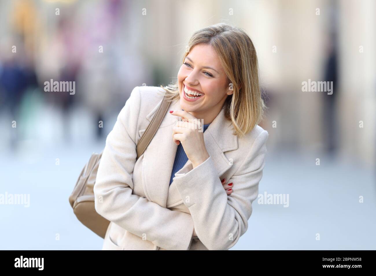 Woman alone walking winter sidewalk hi-res stock photography and images ...