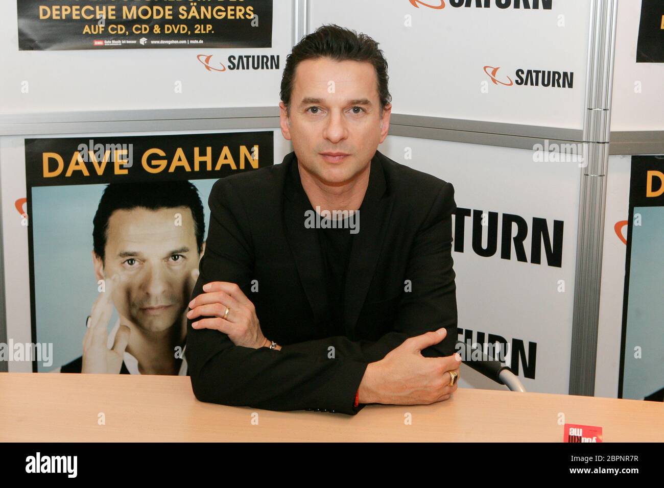 Autogrammstunde Dave Gahan - Depeche Mode Frontmann und Sänger Dave Gahan präsentiert sein 2. Soloalbum 'Hourglass' bei Saturn Hansaring in Köln Stock Photo