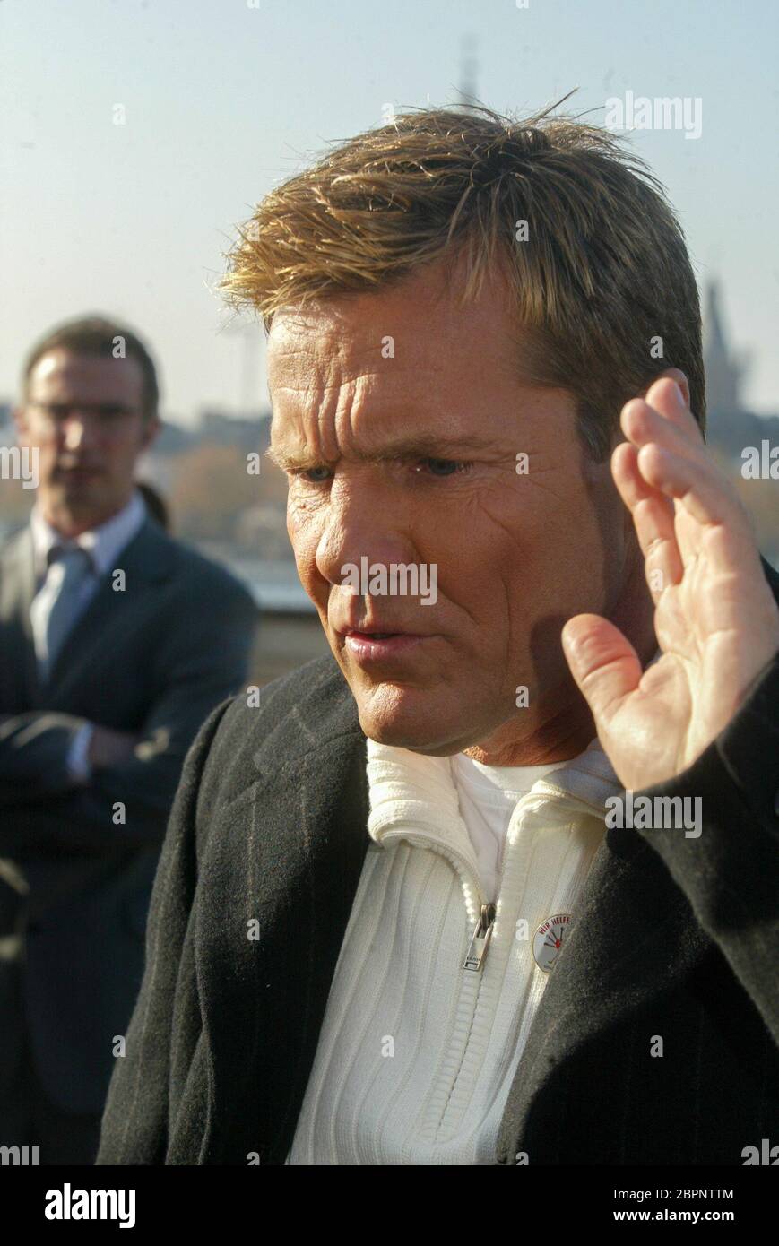 8. RTL-Spendenmarathon 2003 - Präsentation in Köln-Deutz - Die 'Stiftung RTL - Wir helfen Kindern' präsentiert die Projektpaten vor dem Kölner Hyatt Hotel. Mit dabei: Dieter Bohlen mit einem Waisenhaus-Projekt in der Ukraine. Stock Photo