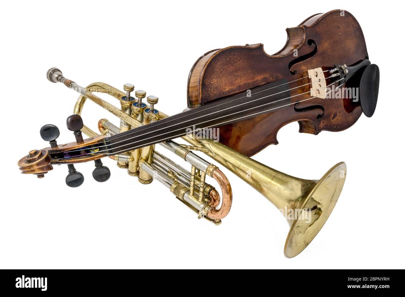 trimestre saltar Nutrición Old trumpet with scratches and dents and shiny violin isolated on white  Stock Photo - Alamy