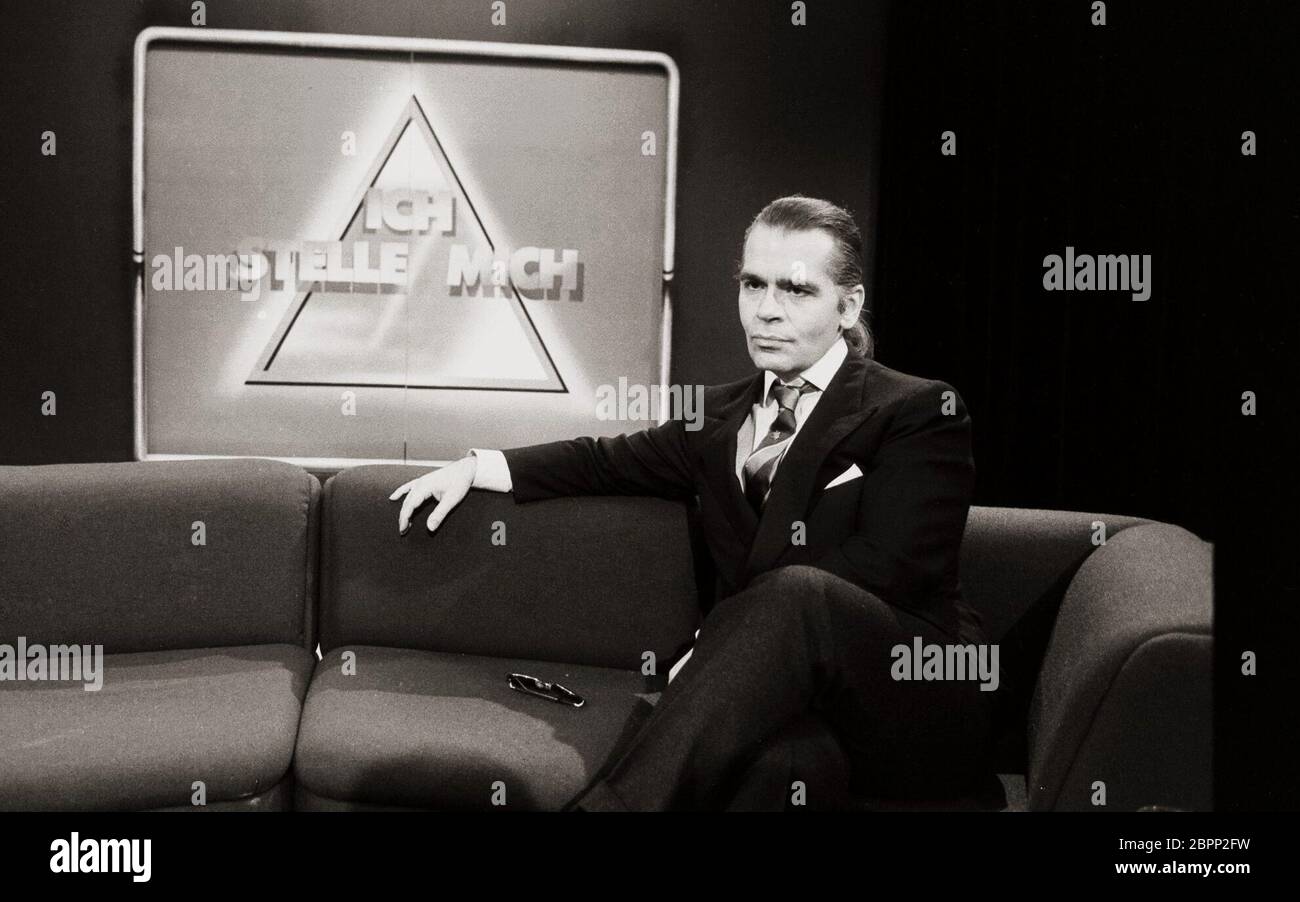 'Ich stelle mich' TV Talkshow 80er - Der berühmte deutsche Modemacher Karl Lagerfeld zu Gast bei Claus Hinrich Casdorff. Stock Photo