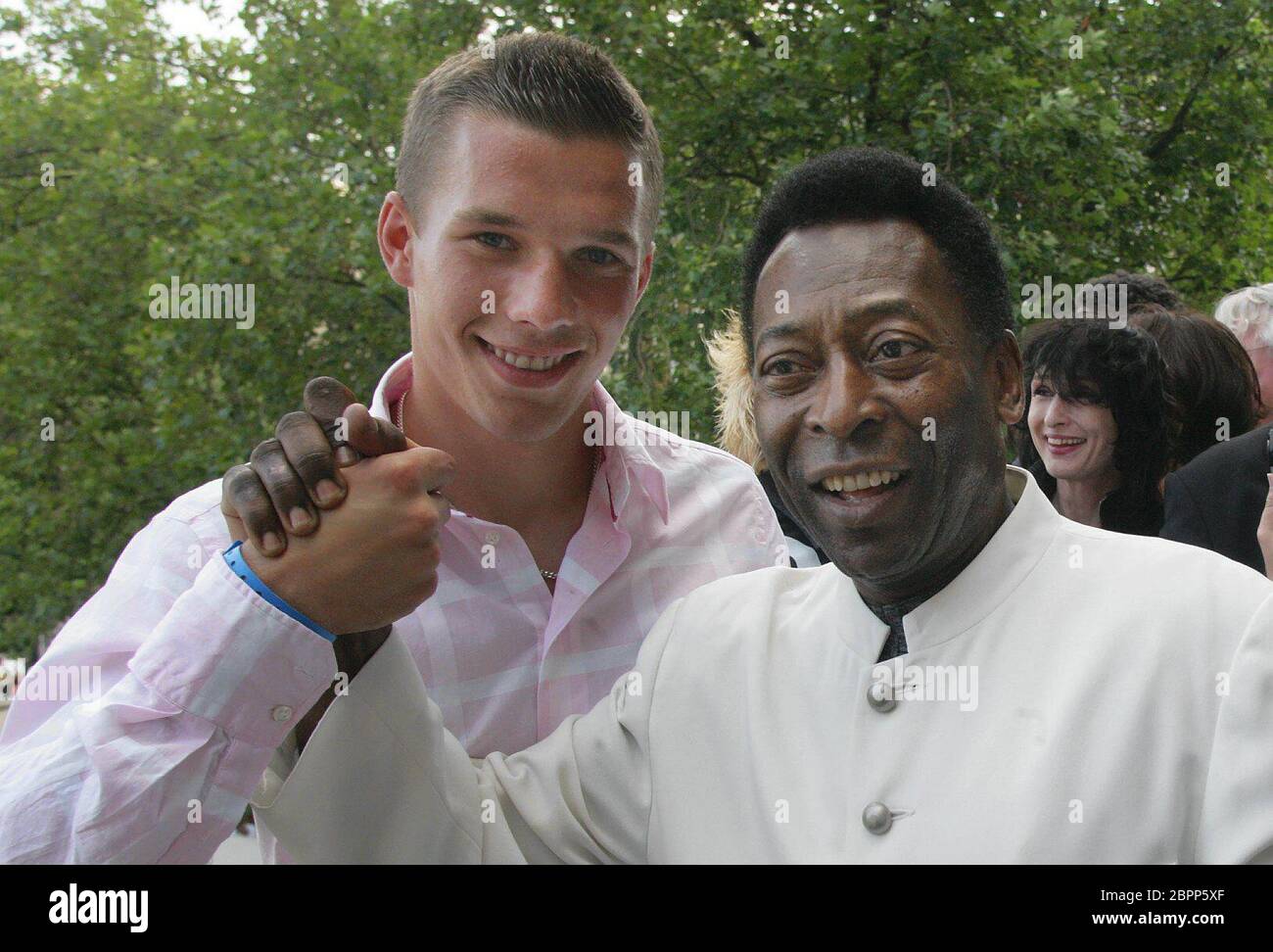 WJT 2005 in Köln - Die brasilianische Fußball-Legende Pelé zu Besuch in Köln. Zu seiner Linken Lukas Podolski. Stock Photo