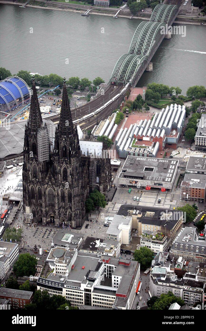 Köln - Impressionen - Kölner Dom mit Rhein und Hohenzollernbrücke Stock  Photo - Alamy