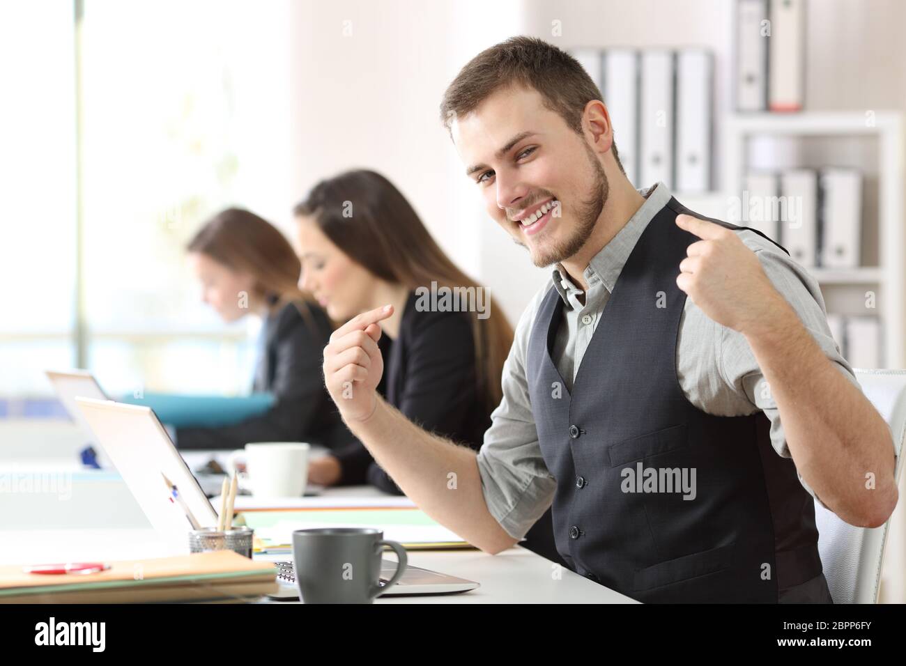 Go on the job. Картинка гордый сотрудник. Официально работающие люди. Man pointing at himself. Pointing to himself