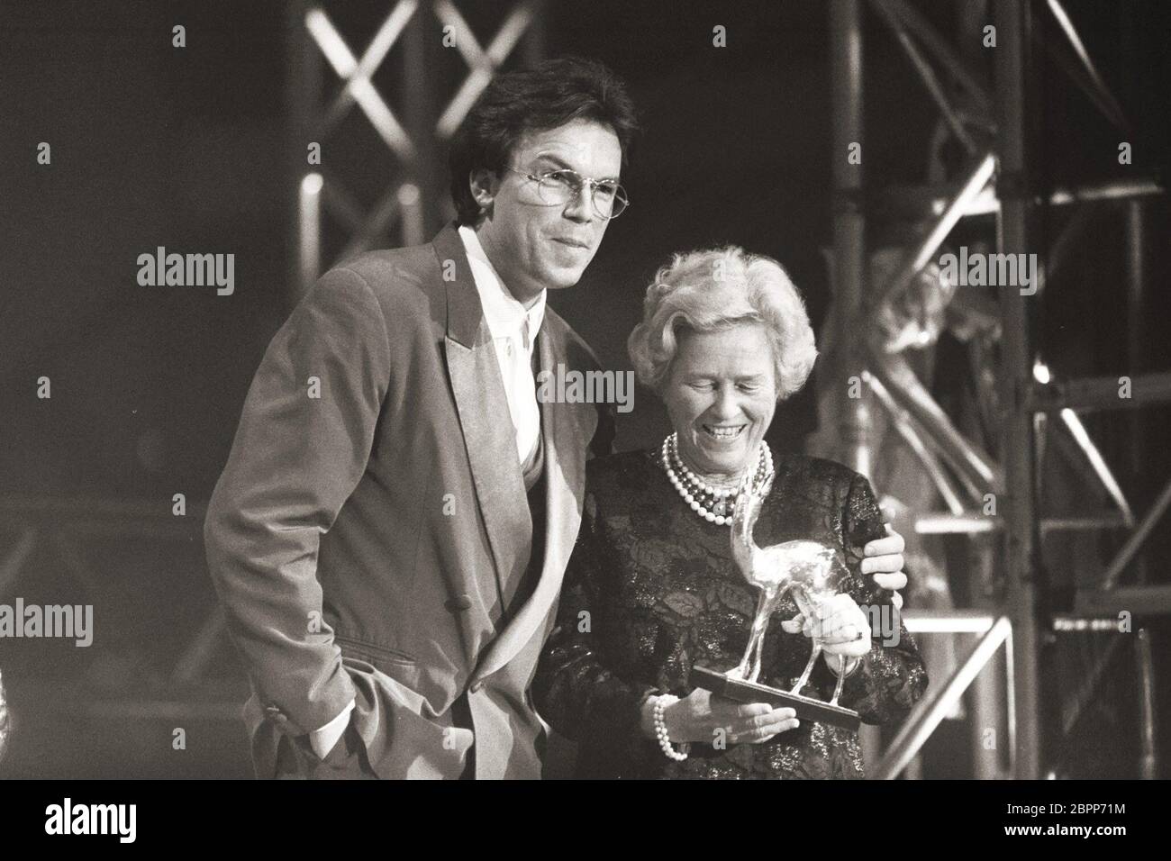 BAMBI Verleihung im MARITIM Köln // 11.12.1992 - Auf dem Bild der Entertainer Wolfgang Lippert (links) überreicht den BAMBI 'Wirtschaft' an die Unternehmerin Grete Schickedanz (rechts) im MARITIM Köln in den 90ern. Stock Photo