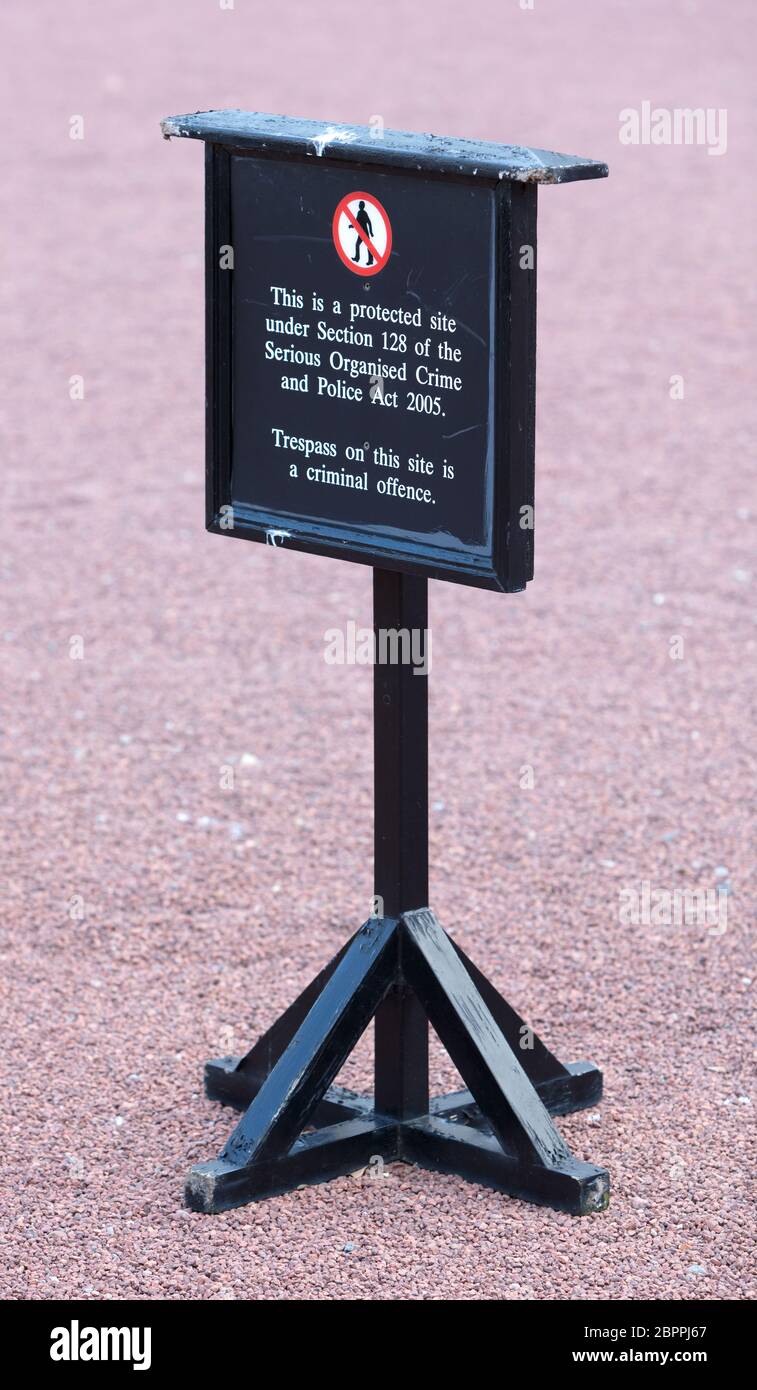 Notice in Buckingham palace yard warning it is a criminal offence to trespass on the property Stock Photo