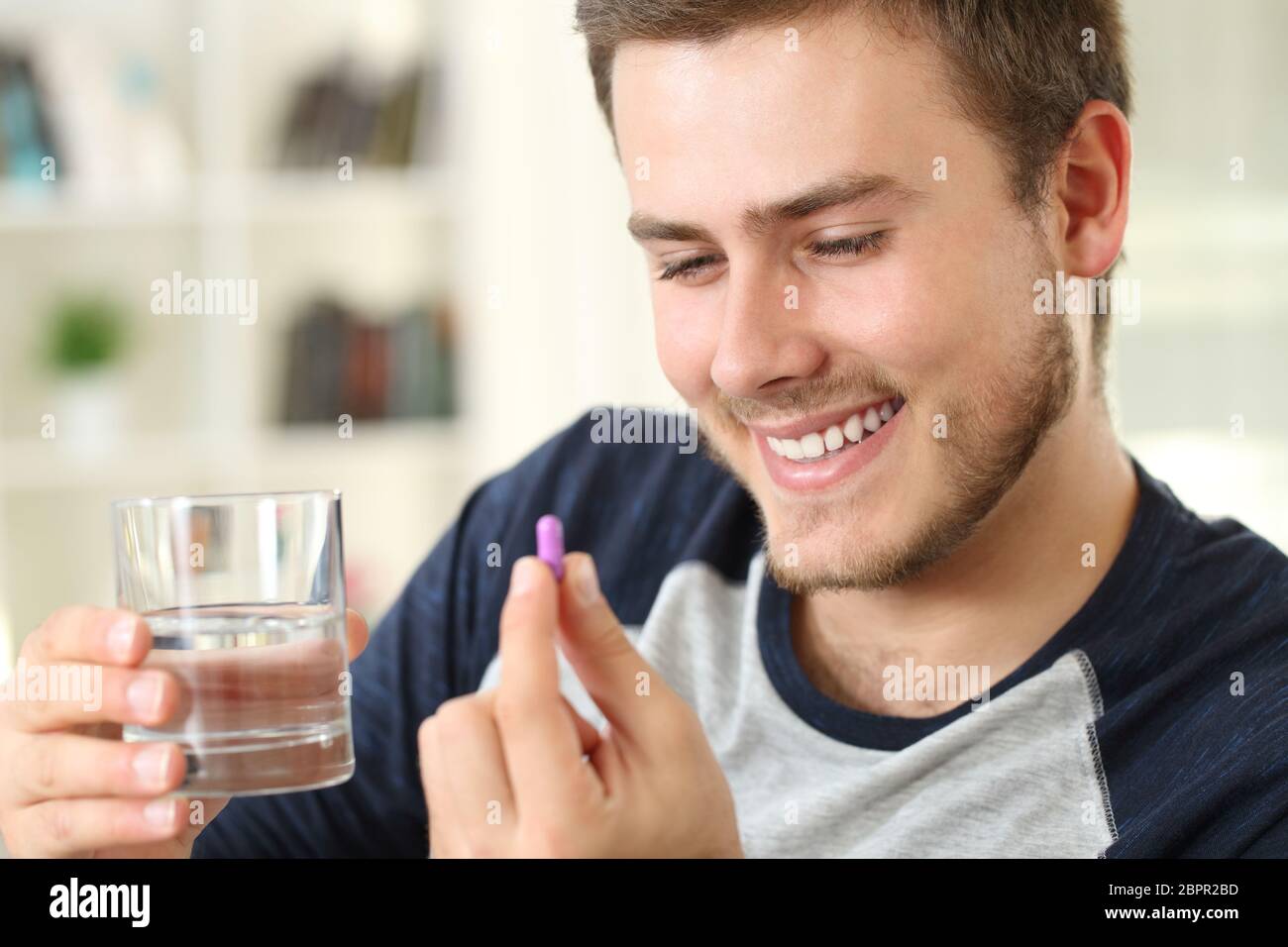 Лекарственное отравление. Человек ест таблетки. Мужчина ест таблетку. Человек глотает таблетки. Он ест таблетки.