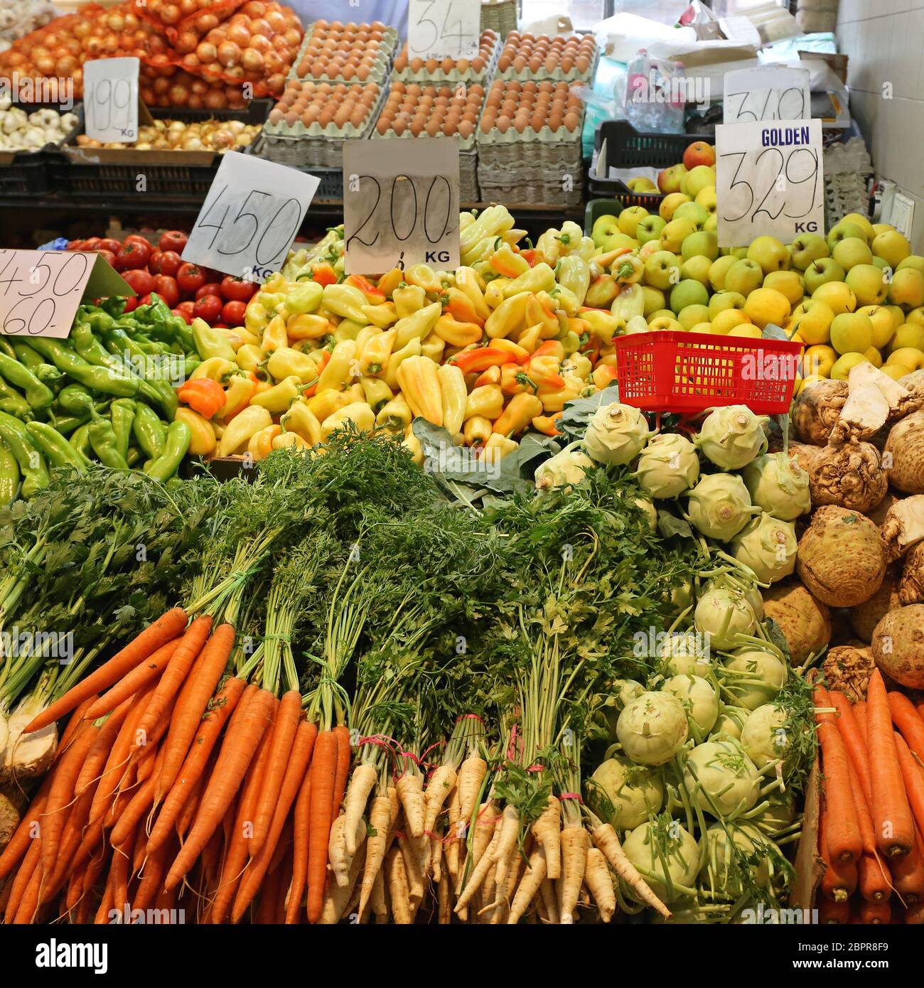Fresh Vegetables at Farmers Market Stall Stock Photo - Alamy