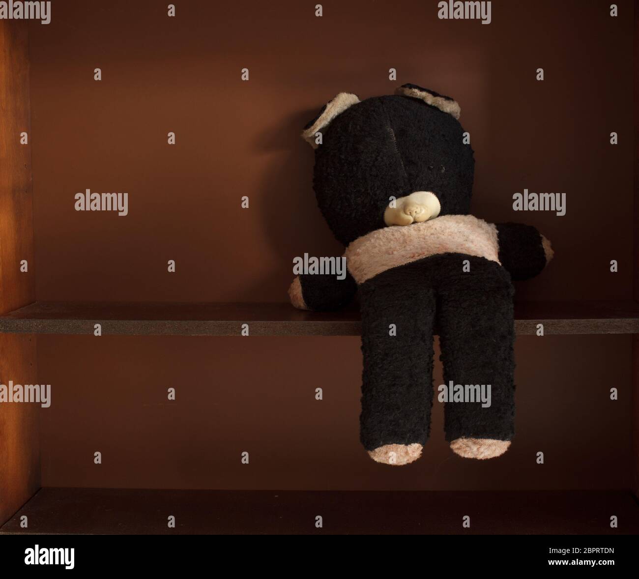 Old and abandoned teddy bear on empty shelf Stock Photo - Alamy