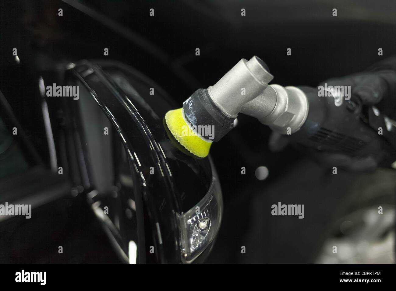 Process of polishing car mirrors with a polishing machine and wax