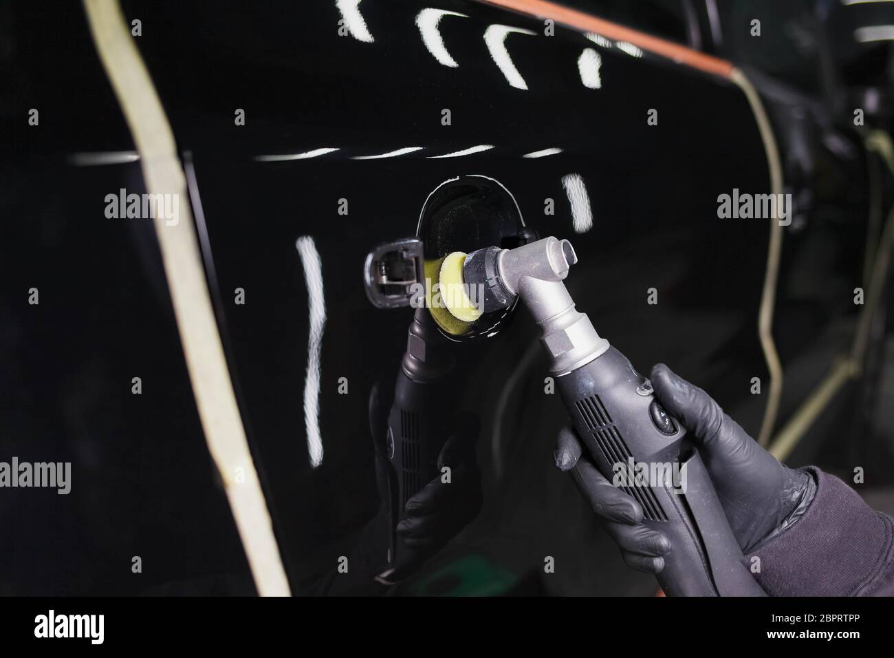 Process of polishing car mirrors with a polishing machine and wax