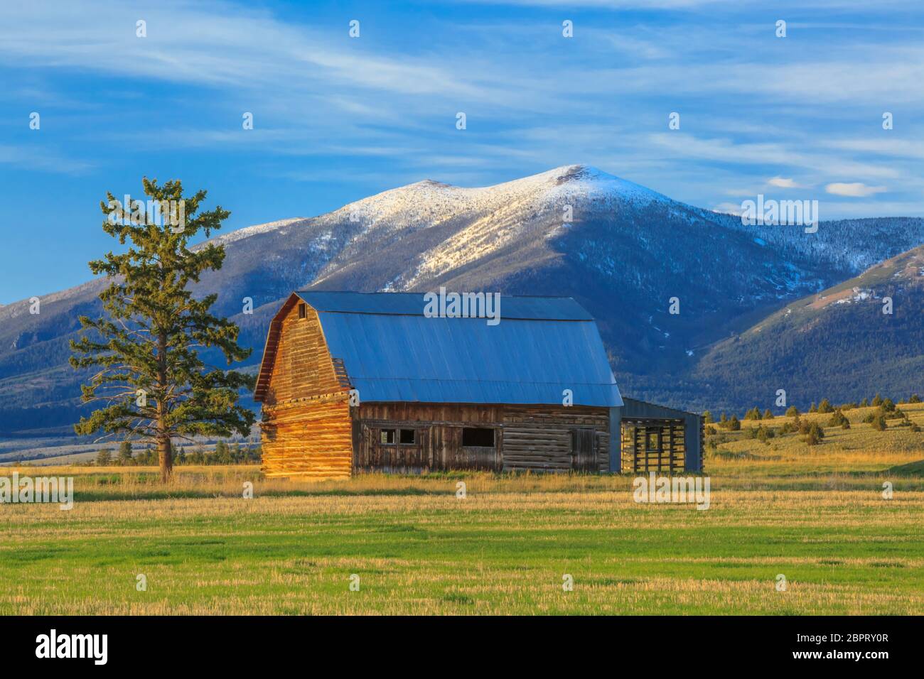 Log barn hi-res stock photography and images - Alamy