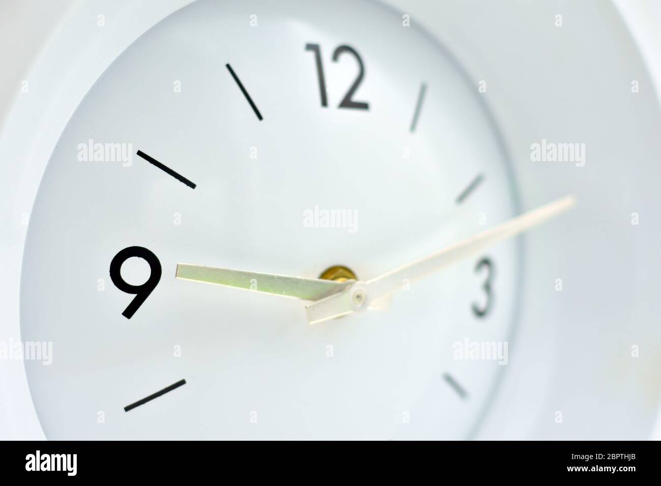 Reloj de pared clásico en blanco marcando la hora Stock Photo - Alamy