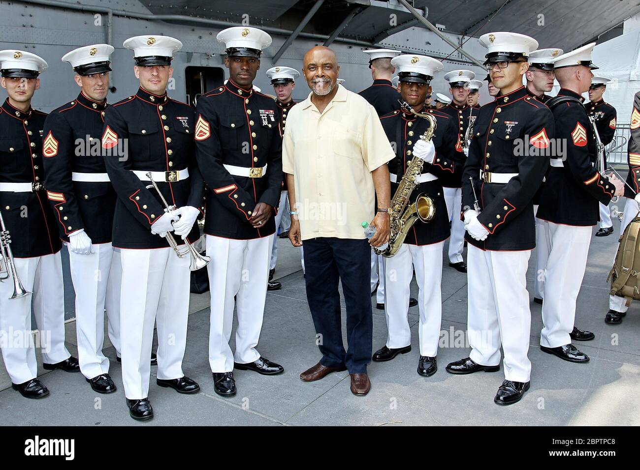 New York, NY, USA. 26 May, 2012. Roscoe Orman, aka, Gordon Robinson, poses with members of Quantico Marine Corps Band at the Sesame Workshop's 'Little Children, Big Challenges' Outreach Launch at the Intrepid Sea-Air-Space Museum. Credit: Steve Mack/Alamy Stock Photo