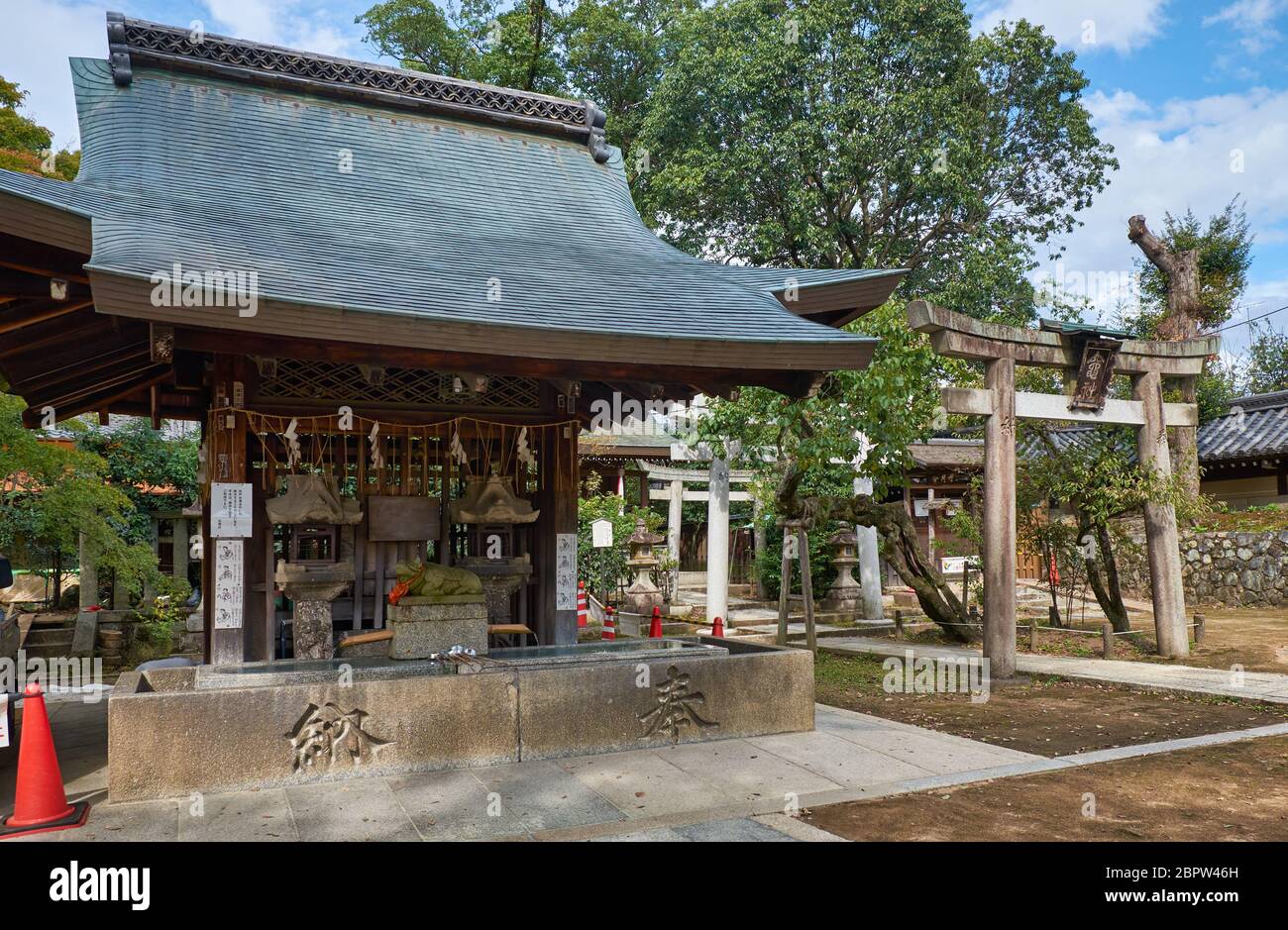 Shinto water ablution pavilion hi-res stock photography and images