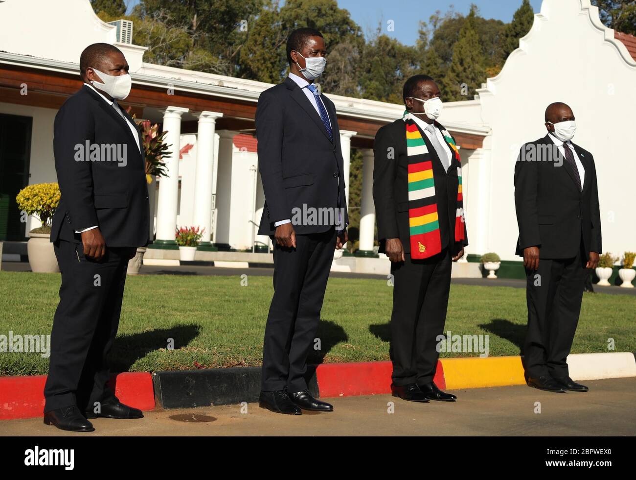 200520) -- HARARE, May 20, 2020 (Xinhua) -- Mozambican President Filipe  Nyusi, Zambian President Edgar Lungu, Zimbabwean President Emmerson  Mnangagwa and Botswana President Mokgweetsi Masisi (L-R) attend the  Extraordinary Summit of the