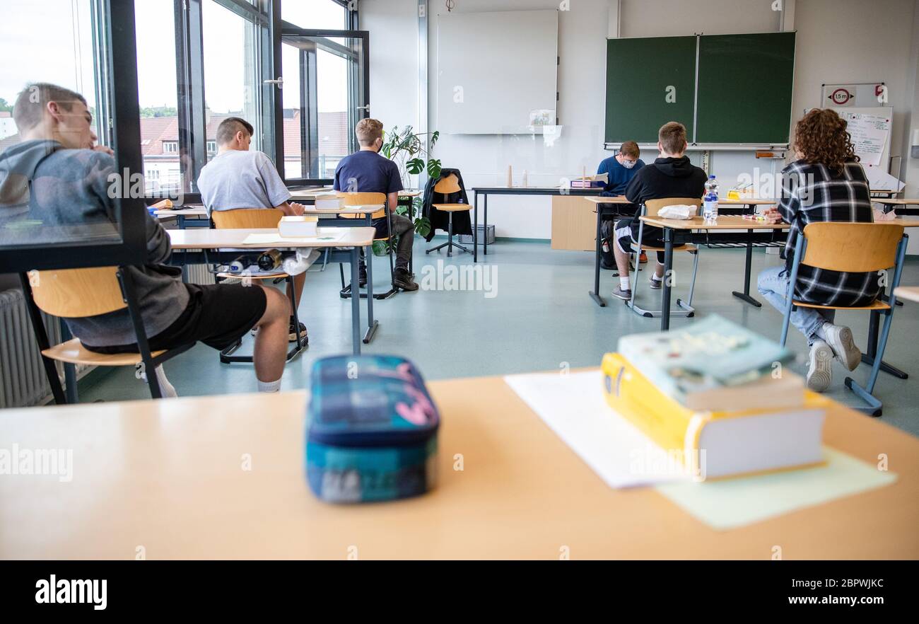 20 May 2020, Baden-Wuerttemberg, Tübingen: Students in a 10th grade sit in  a classroom of