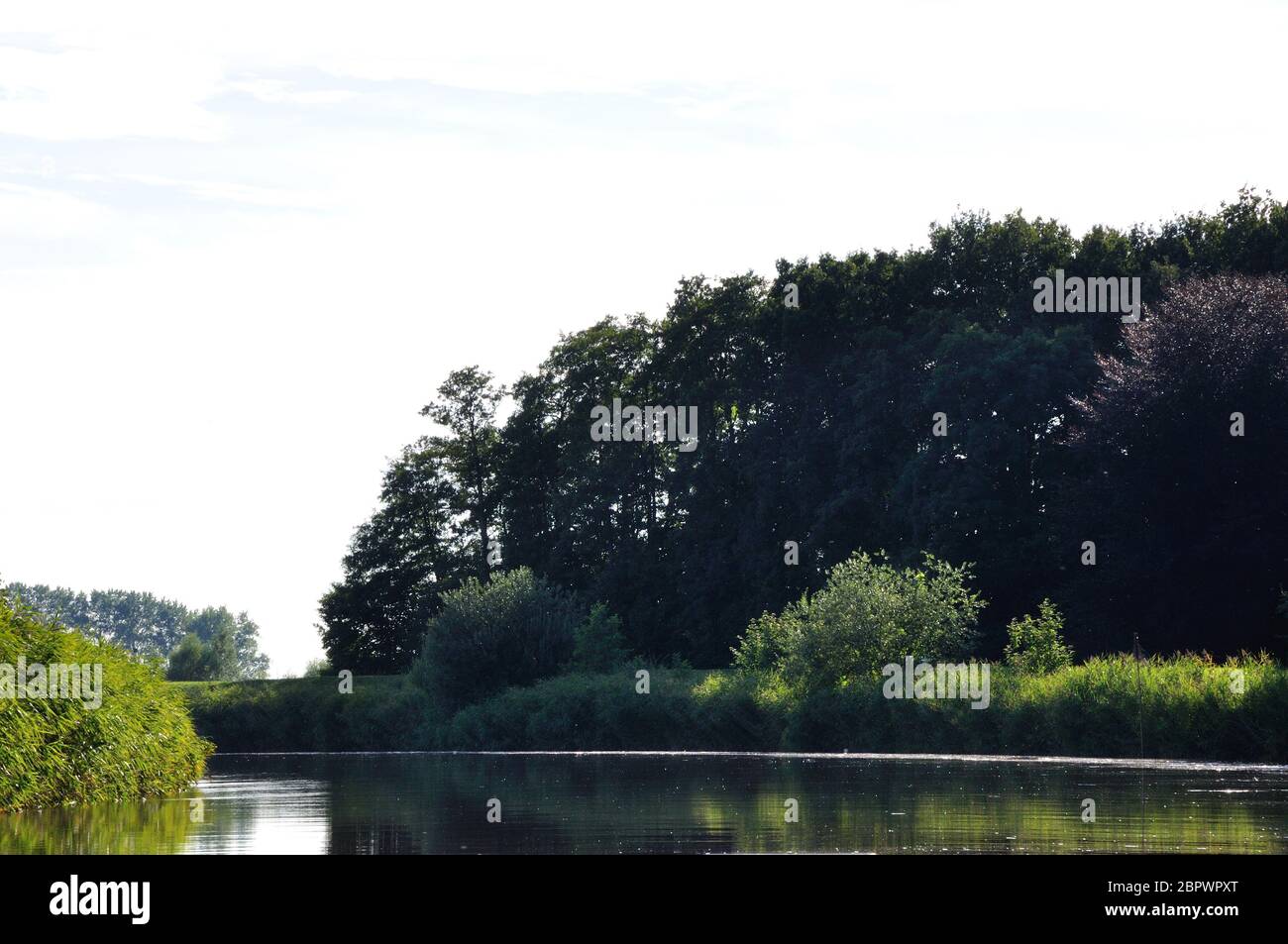 Sommer am Fluss Oste. Hier findet man Erholung, Ruhe und Frieden. Der Fluss wird bereits von den Gezeiten des Meeres beeinflusst Stock Photo