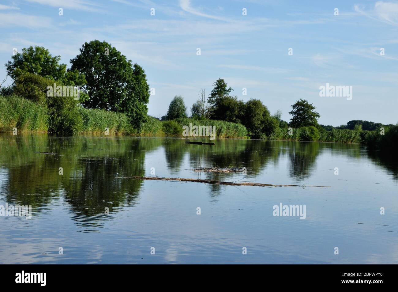 Sommer am Fluss Oste. Hier findet man Erholung, Ruhe und Frieden. Der Fluss wird bereits von den Gezeiten des Meeres beeinflusst Stock Photo