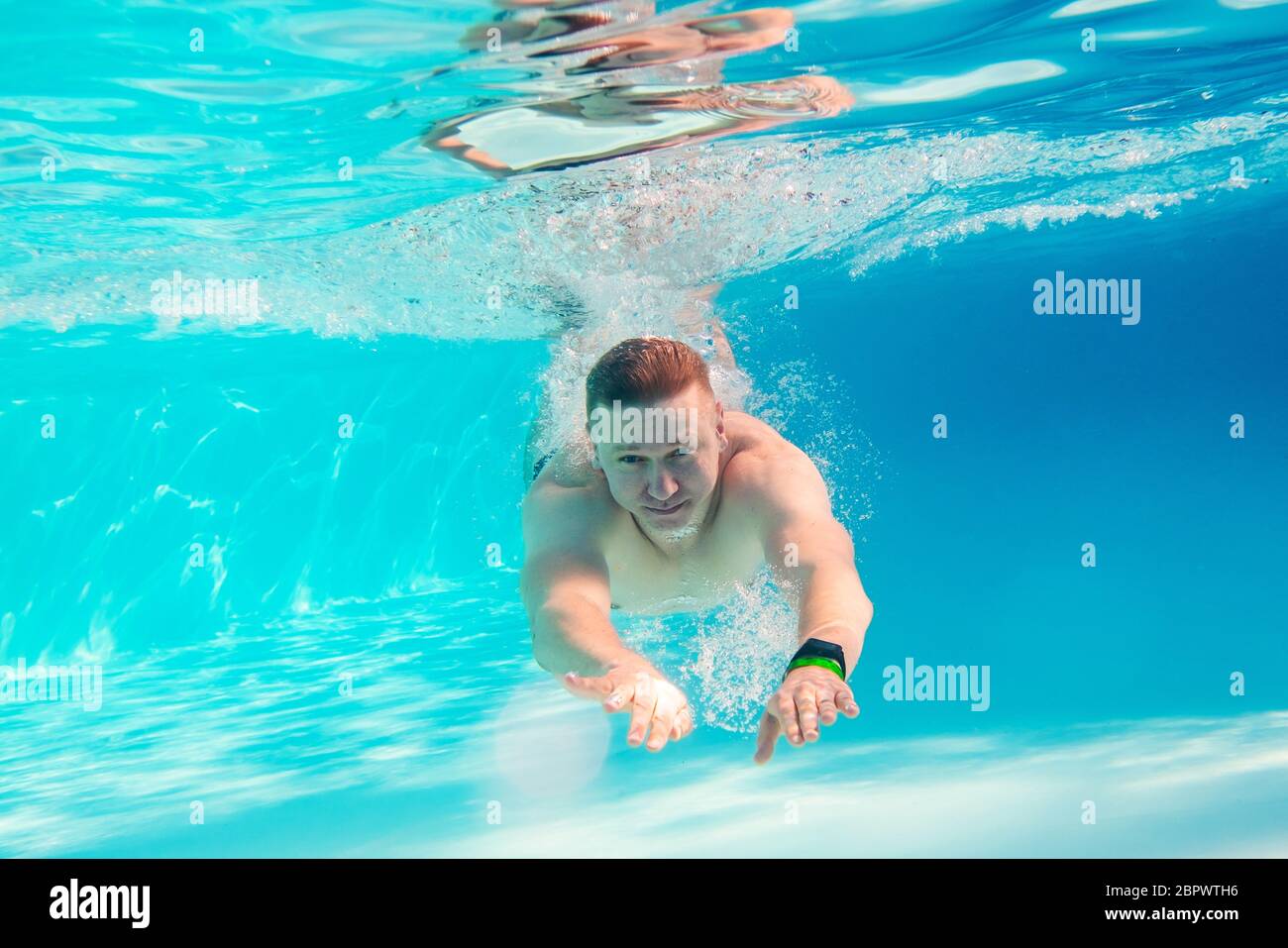 man swimming underwater Stock Photo - Alamy
