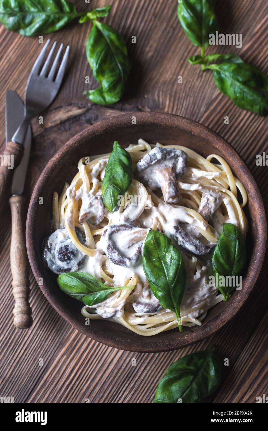 Portion of creamy mushroom linguine Stock Photo Alamy
