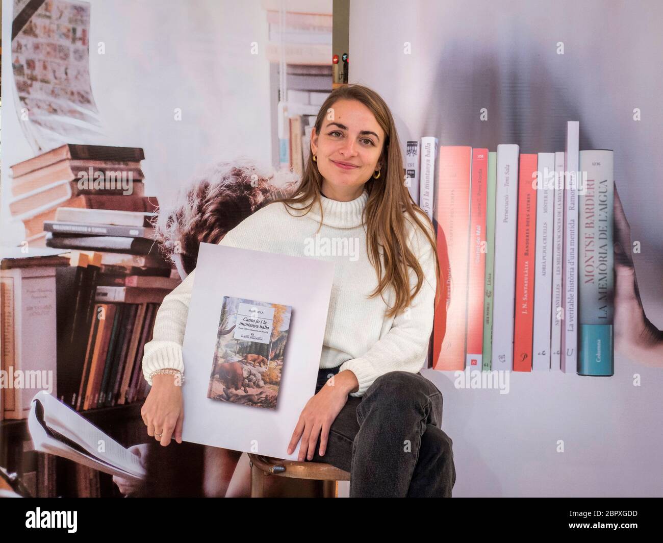 Irene Solà (Malla,1990) Catalan poet, writer and artist, wins the 'European  Union Literature Prize' with the book 'I sing and the mountain dance' 2020  Stock Photo - Alamy