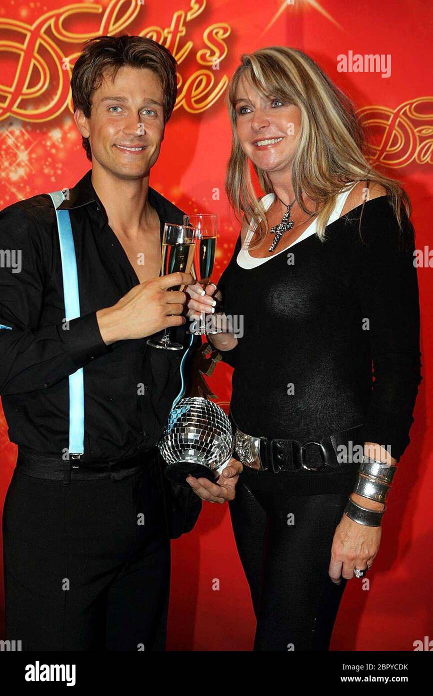 RTL TV-Tanzshow 'Let´s Dance' 1. Staffel 2006 - Sieger Wayne Carpendale mit seiner Mutter Claudia Carpendale. Stock Photo