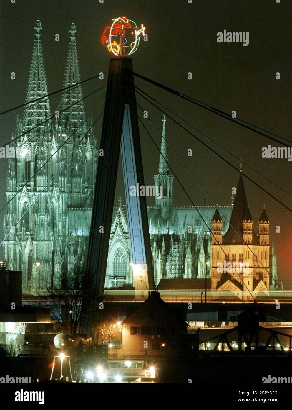 Köln-Impressionen aus Köln / 1999 - Das Kunstwerk 'Die Weltkugel' von dem deutschen Künstler HA Schult auf der Kölner Severinsbrücke Stock Photo
