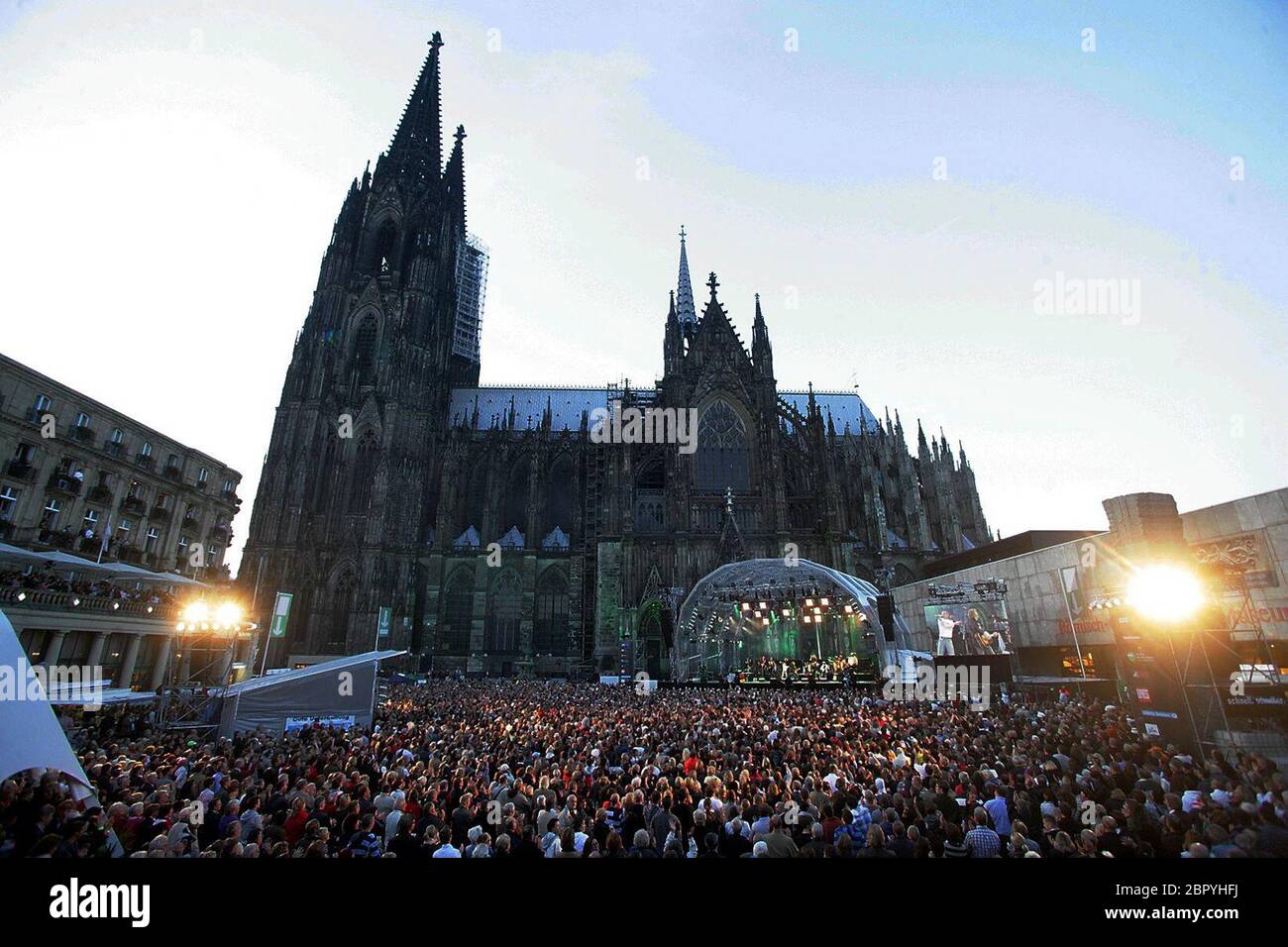 "Bläck Fööss" 40 Jahre Jubiläumskonzerte - Die Kölsch-Rock Band "Bläck Fööss" gibt aus Anlass ihres 40-jährigen Jubiläums drei Konzerte auf dem Roncalliplatz in Köln. Insgesamt 8.000 Zuschauer feiern vor dem Kölner Dom mit. Stock Photo