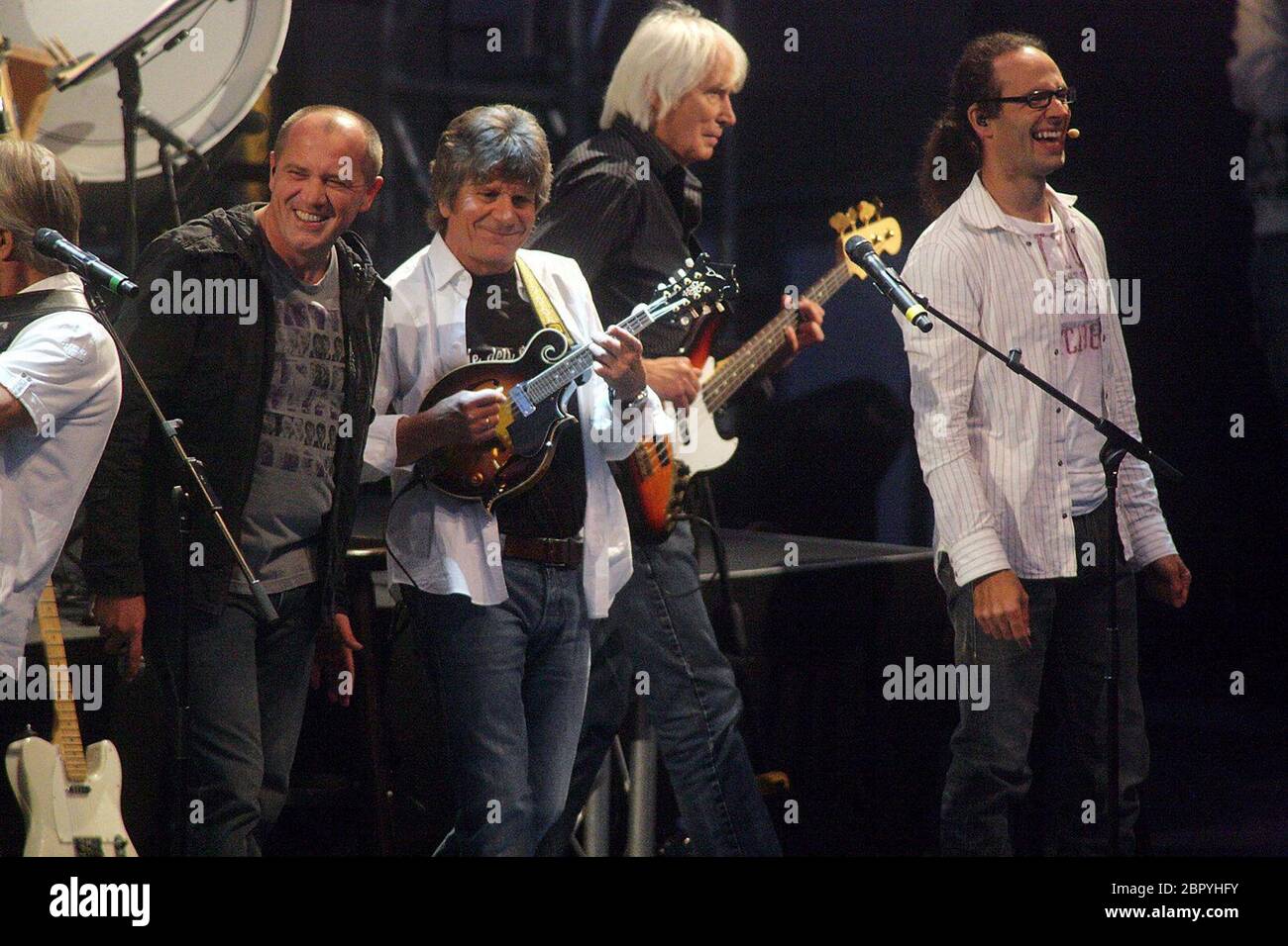 "Bläck Fööss" 40 Jahre Jubiläumskonzerte - Die Kölsch-Rock Band "Bläck Fööss" gibt aus Anlass ihres 40-jährigen Jubiläums drei Konzerte auf dem Roncalliplatz in Köln. Insgesamt 8.000 Zuschauer feiern vor dem Kölner Dom mit. Stock Photo