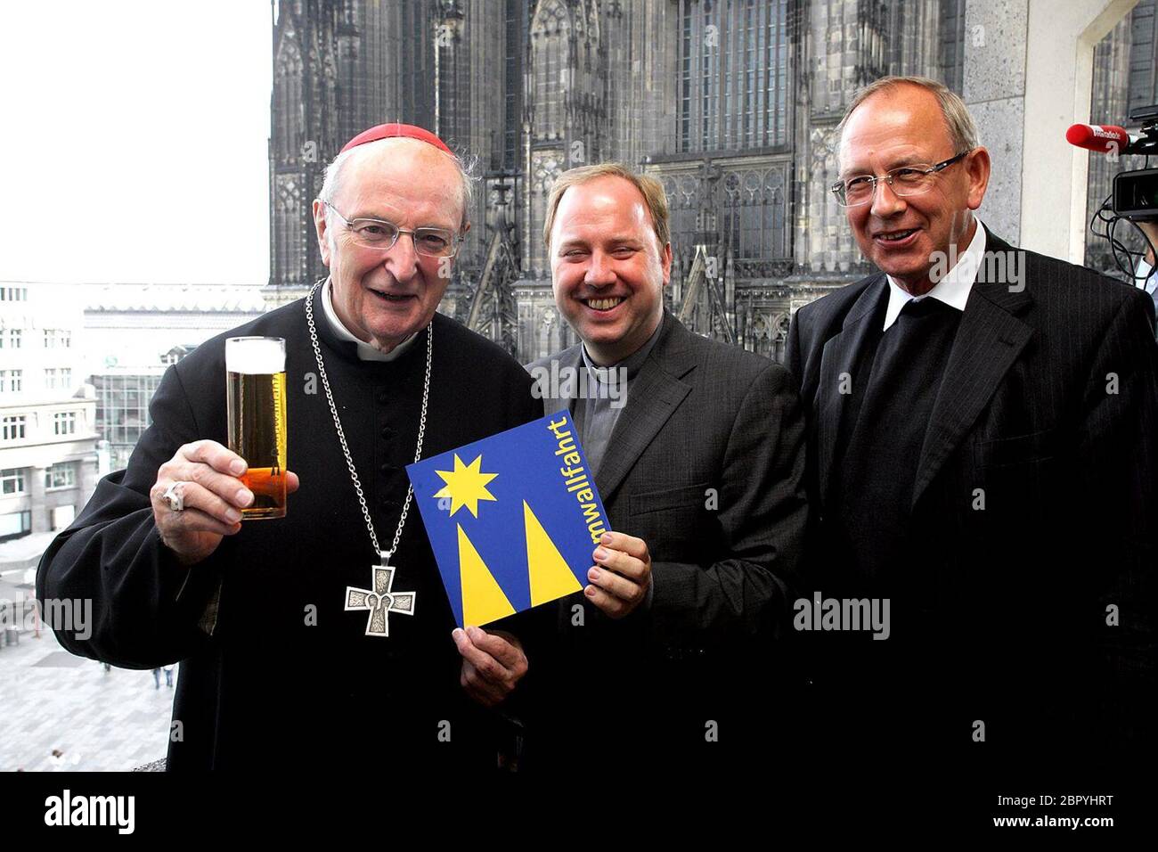 Domwallfahrt 2010 in Köln - Der Erzbischof von Köln Joachim Kardinal Meisner präsentiert zusammen mit dem Wallfahrtsleiter Msgr. Robert Kleine und Dompropst Norbert Feldhoff (von links) das Programm für die Domwallfahrt vom 22. bis 26. September 2010. Stock Photo