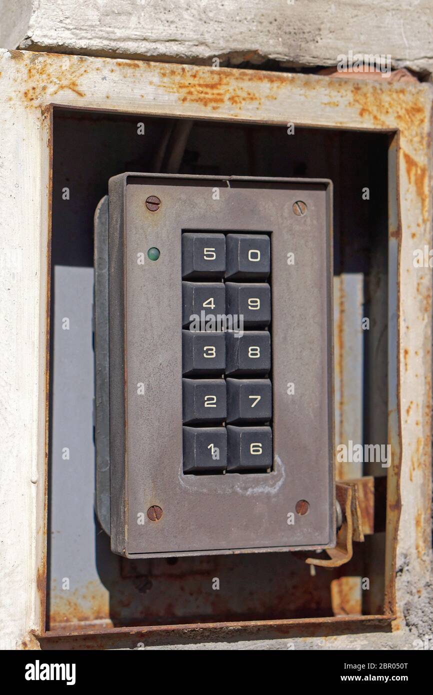 Old security keypad for pin code entrance Stock Photo - Alamy