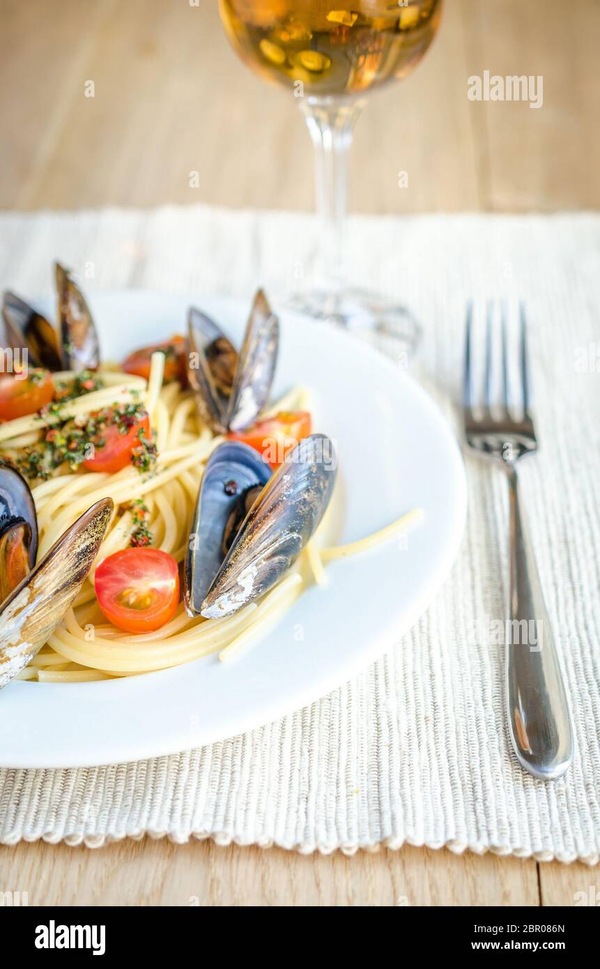 Spaghetti with mussels and cherry tomatoes Stock Photo Alamy