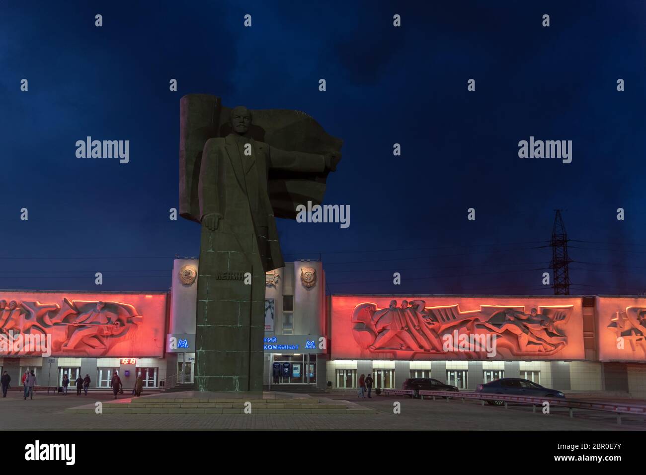 Magnitogorsk, Chelyabinsk Oblast: Monument to Vladimir Lenin in Magnitogorsk. Magnitogorsk Metallurgical Plant (MMK)building Stock Photo