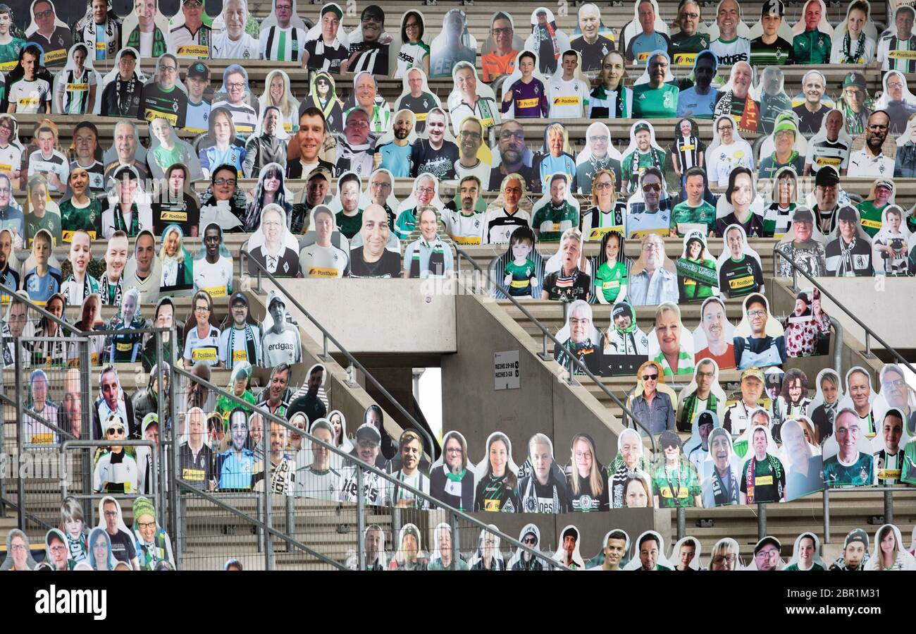 Mönchengladbach, 20.05.2020 Fans von Borussia Mönchengladbach können Aufgrund der Corona Pandemie nicht ins Stadion und stellen stattdessen Pappkamera Stock Photo